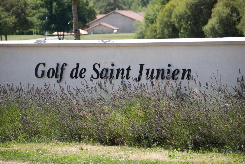 Hotel Golf De Saint Junien Esterno foto